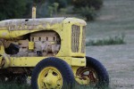 El viejo tractor amarillo