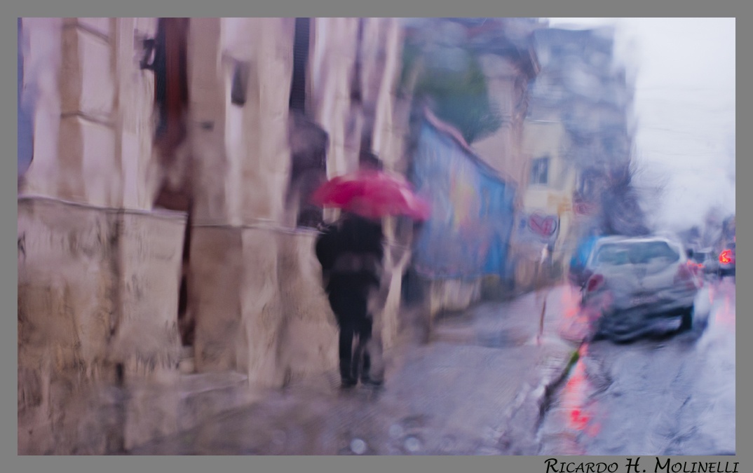 FotoRevista / Convocatoria / El paraguas rojo de Ricardo H. Molinelli