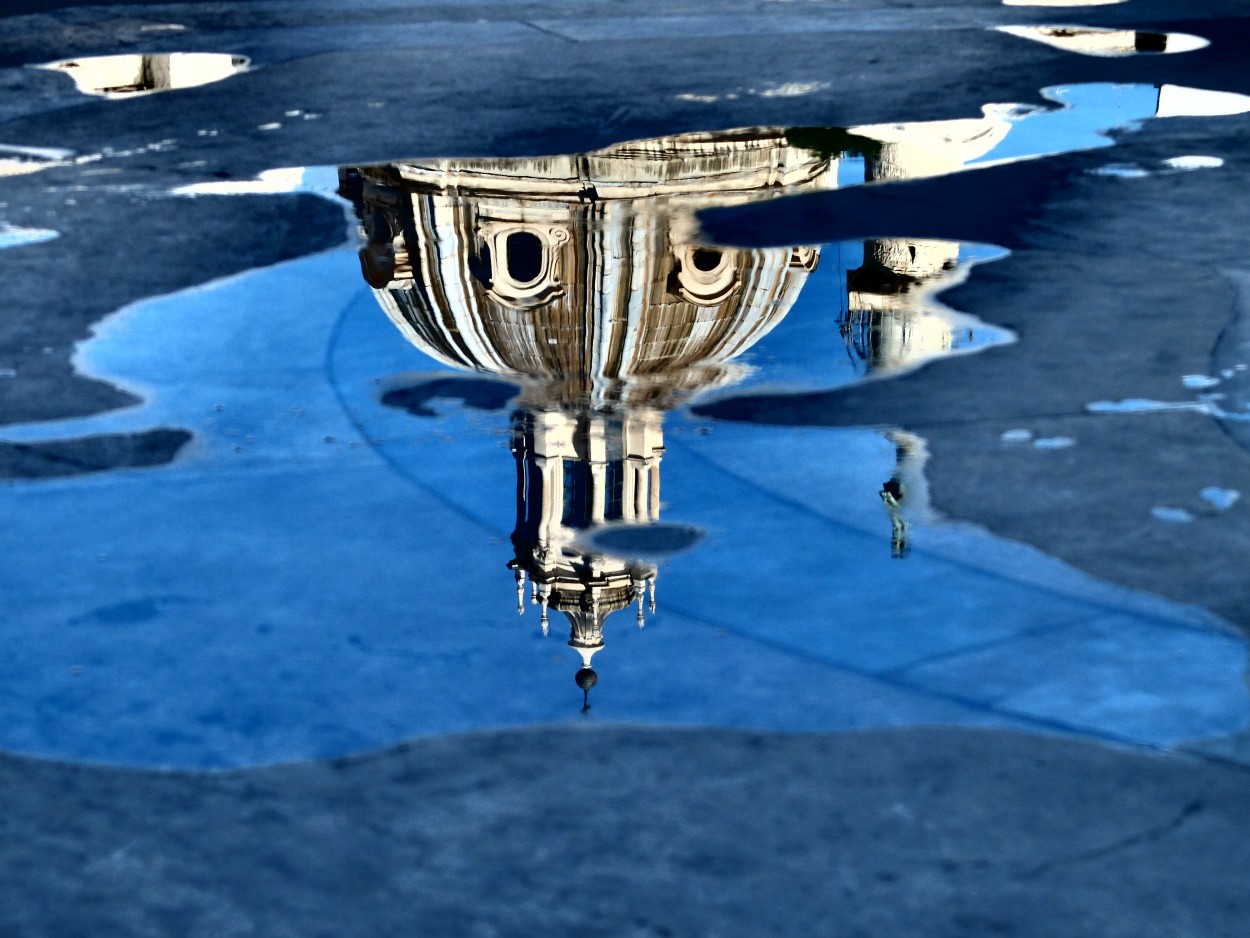FotoRevista / Convocatoria / reflejo cupola Roma de Gigi Sorrentino