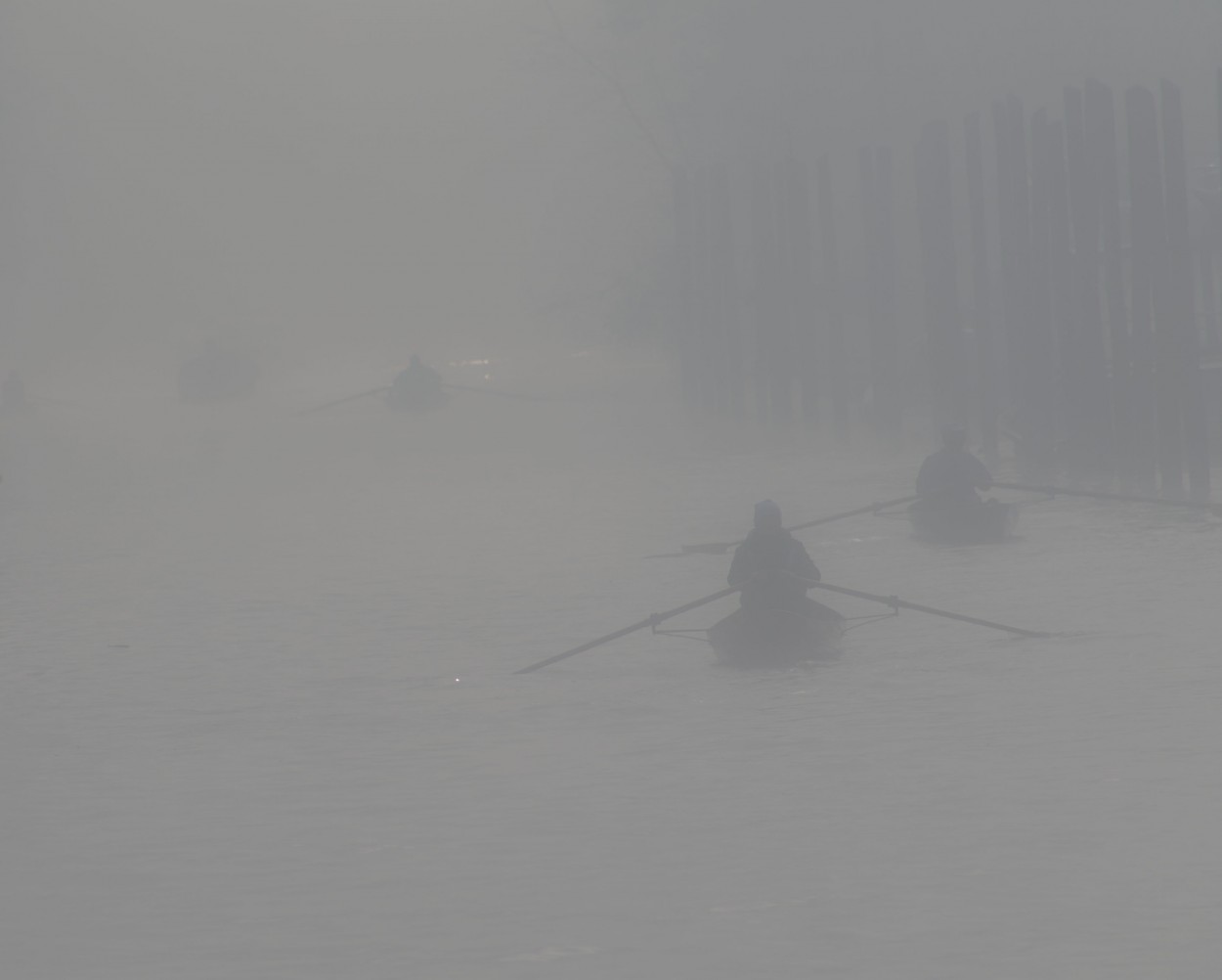 FotoRevista / Convocatoria / Remeros en la niebla de Carlos A. Vigil