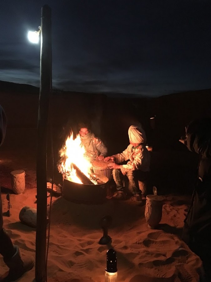 FotoRevista / Convocatoria / Alrededor del fuego en el desierto de Marta Ballesteros