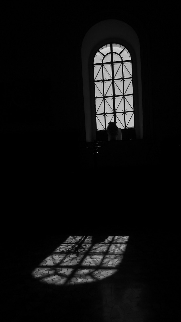 FotoRevista / Convocatoria / Lux y sombra en un refectorio de una iglesia de Na de Gigi Sorrentino