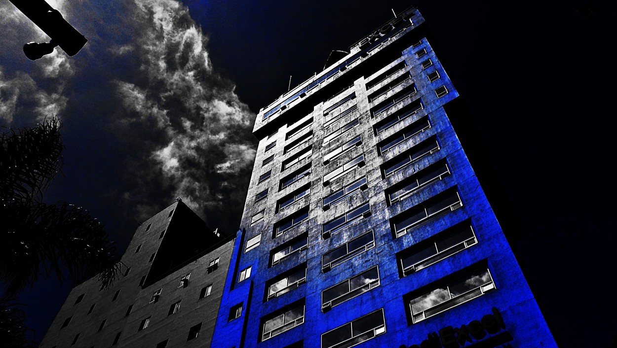 "Nubes sobre un edificio..." de Miguel ngel Nava Venegas ( Mike Navolta)