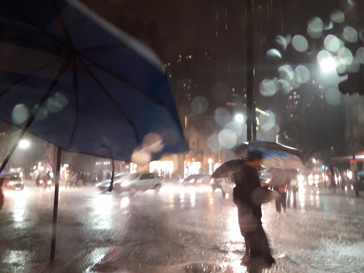 "Paseando bajo la lluvia..." de Maria Isabel Hempe