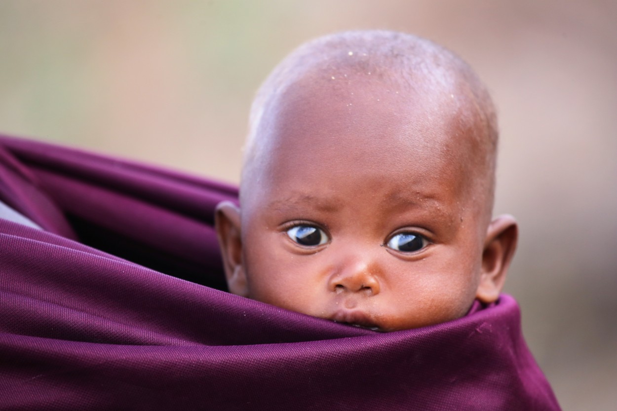 FotoRevista / Convocatoria / nene africano mirando un hombre blanco! de Gigi Sorrentino