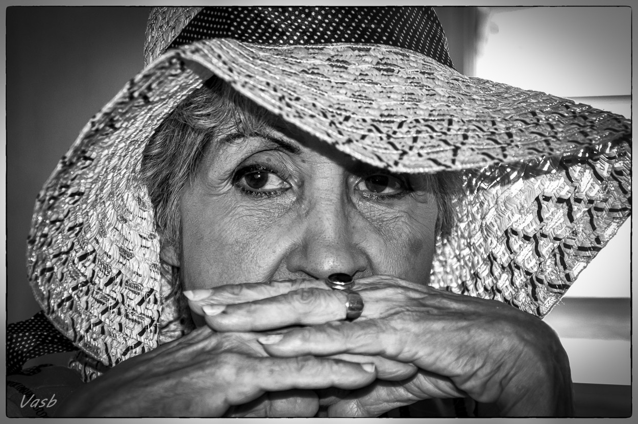 FotoRevista / Convocatoria / la dama del sombrero de Victor Alejandro Sanchez Bermudez